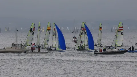 沙特球星穆罕默德-卡努场边独自抗伤病